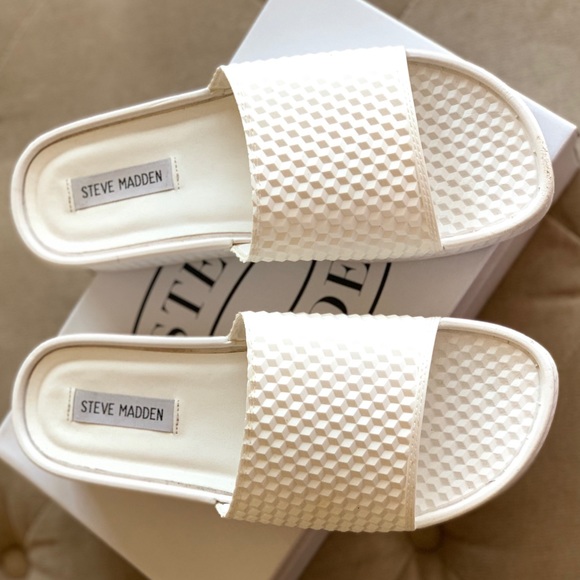 SOLD PREL💕VED STEVE MADDEN WHITE FLATFORM - Picture 4 of 7